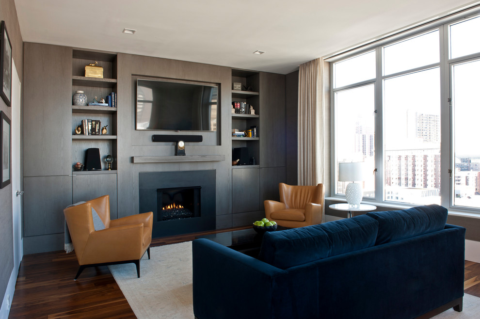 Свежая идея для дизайна: открытая гостиная комната в современном стиле с белыми стенами, стандартным камином, коричневым полом, паркетным полом среднего тона и телевизором на стене - отличное фото интерьера