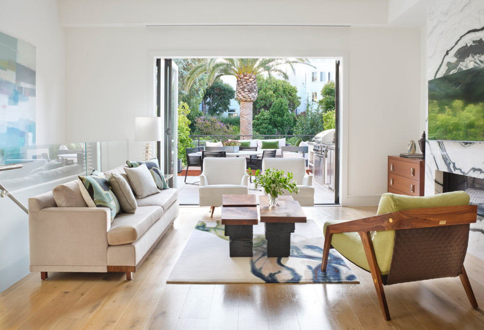 Offenes Modernes Wohnzimmer mit weißer Wandfarbe, braunem Holzboden, Kamin, TV-Wand und braunem Boden in San Francisco