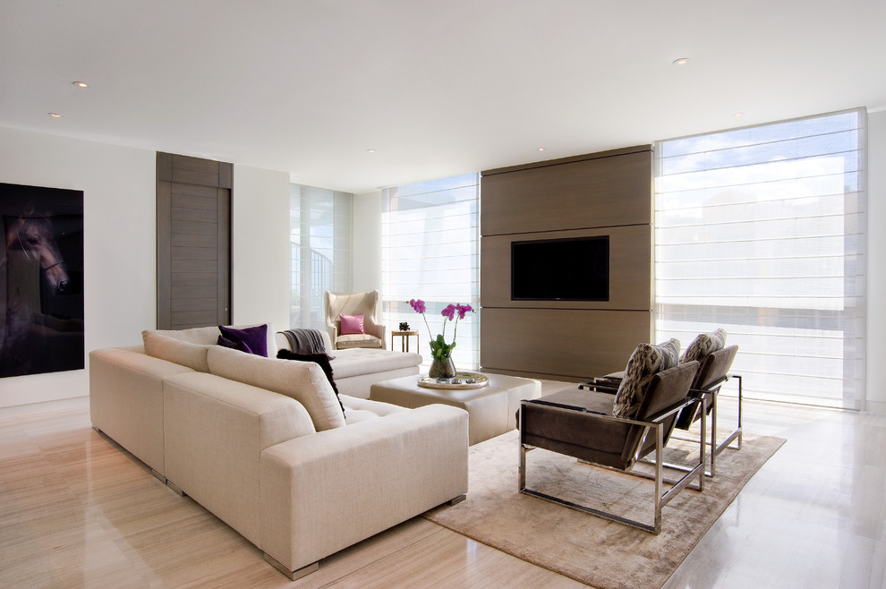 Imagen de salón actual extra grande con paredes blancas y televisor colgado en la pared