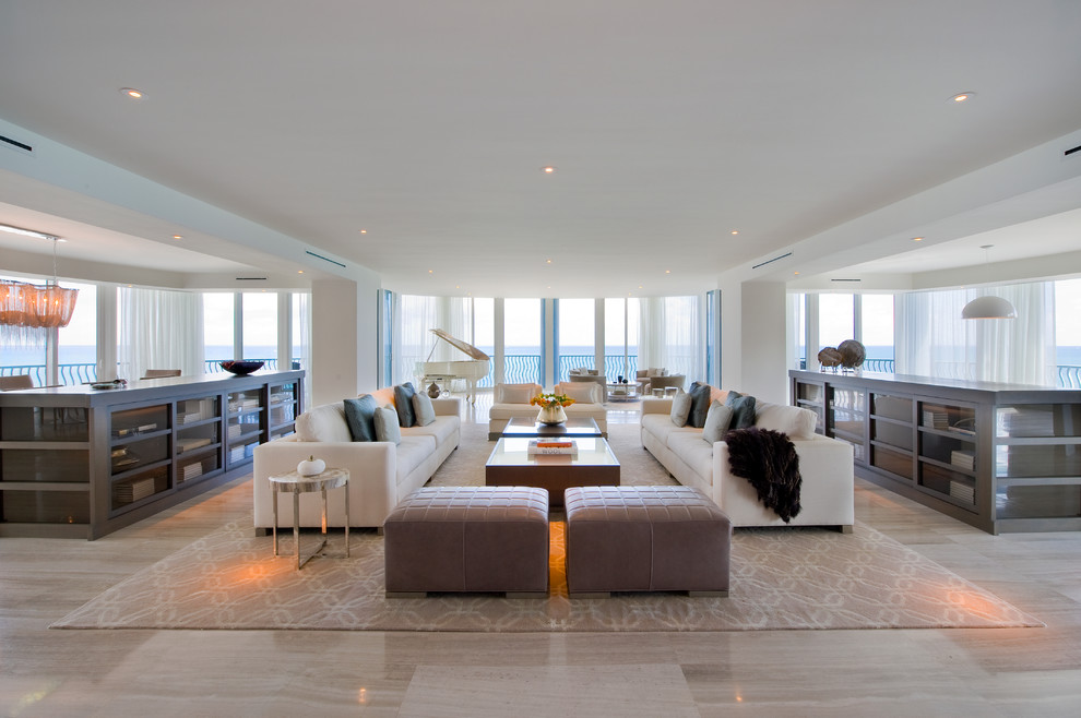 Стильный дизайн: огромная гостиная комната в современном стиле с музыкальной комнатой и белыми стенами без камина, телевизора - последний тренд