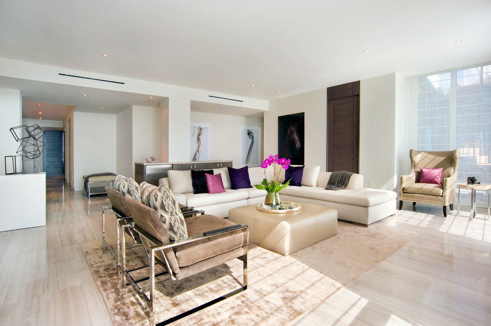 Geräumiges, Offenes Modernes Wohnzimmer mit weißer Wandfarbe in Miami