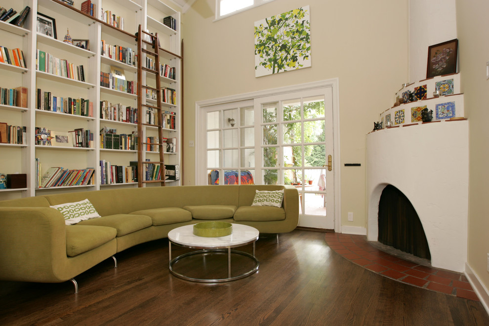 Immagine di un soggiorno minimal con libreria