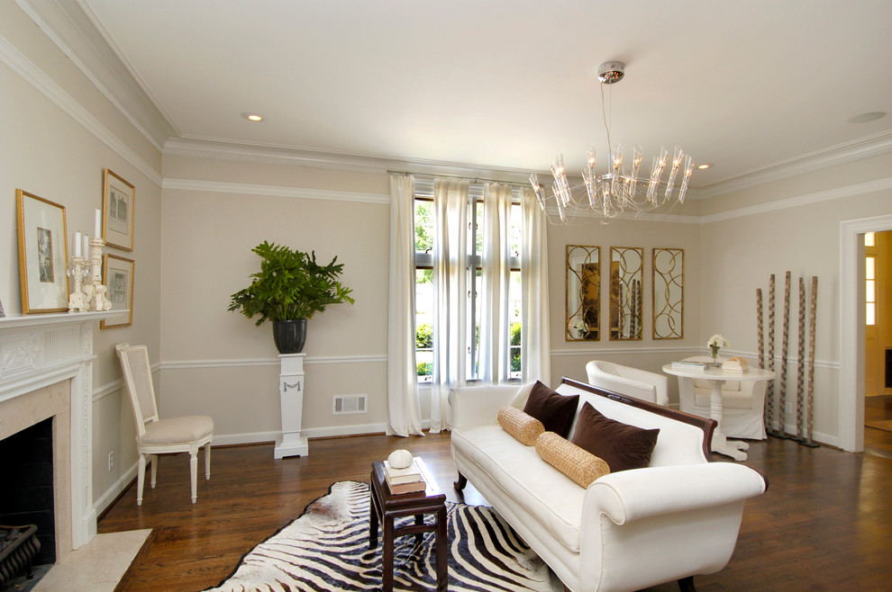 Abgetrenntes Klassisches Wohnzimmer mit beiger Wandfarbe, dunklem Holzboden und Kamin in Atlanta