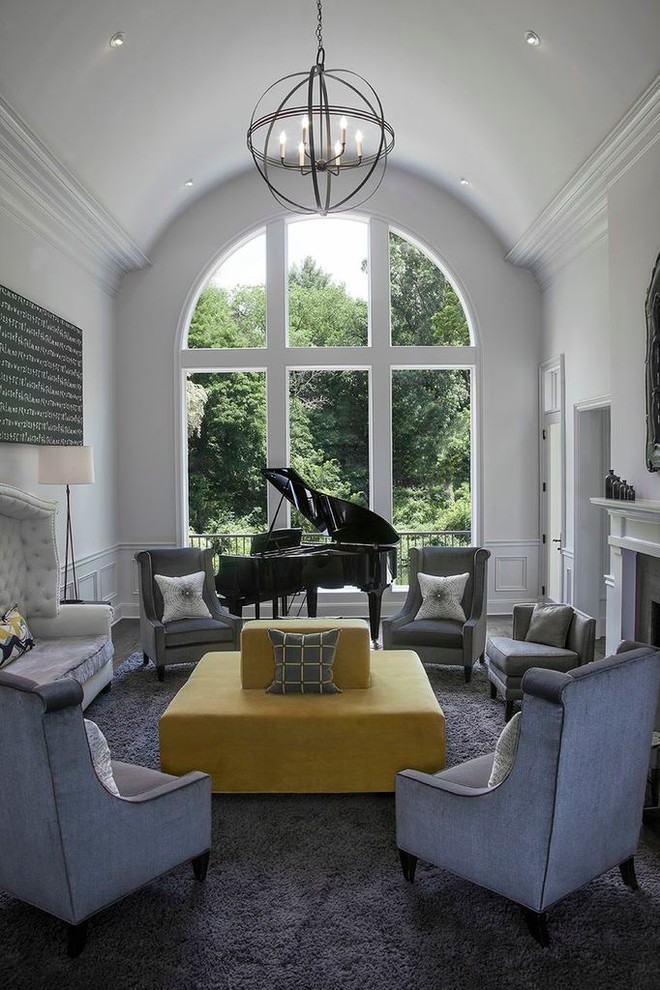Réalisation d'un salon gris et jaune design avec une salle de musique et un mur blanc.