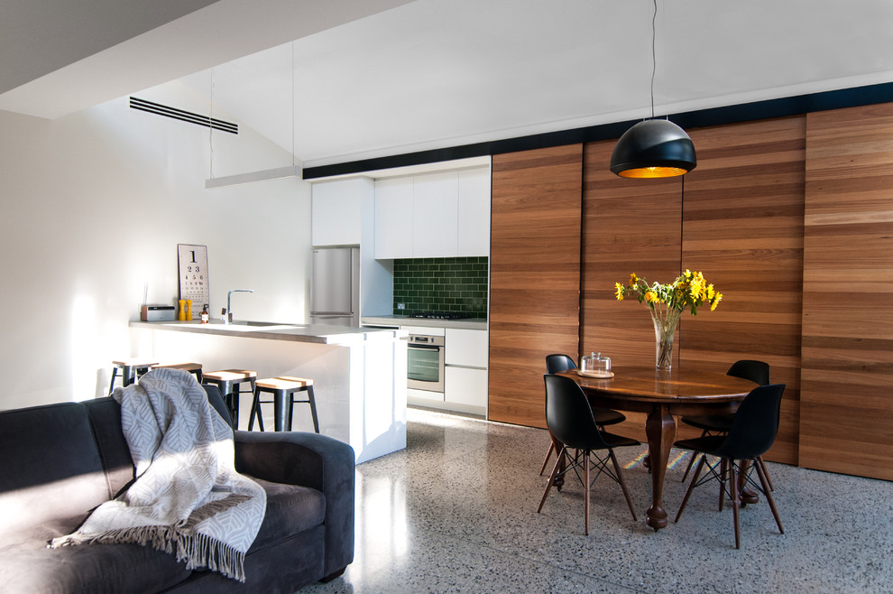 Modernes Wohnzimmer mit grauem Boden in Melbourne