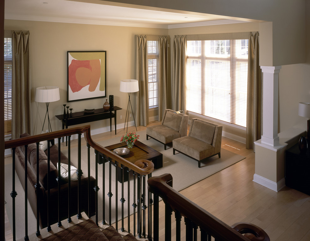 Стильный дизайн: большая открытая гостиная комната в современном стиле с бежевыми стенами и светлым паркетным полом без телевизора, камина - последний тренд