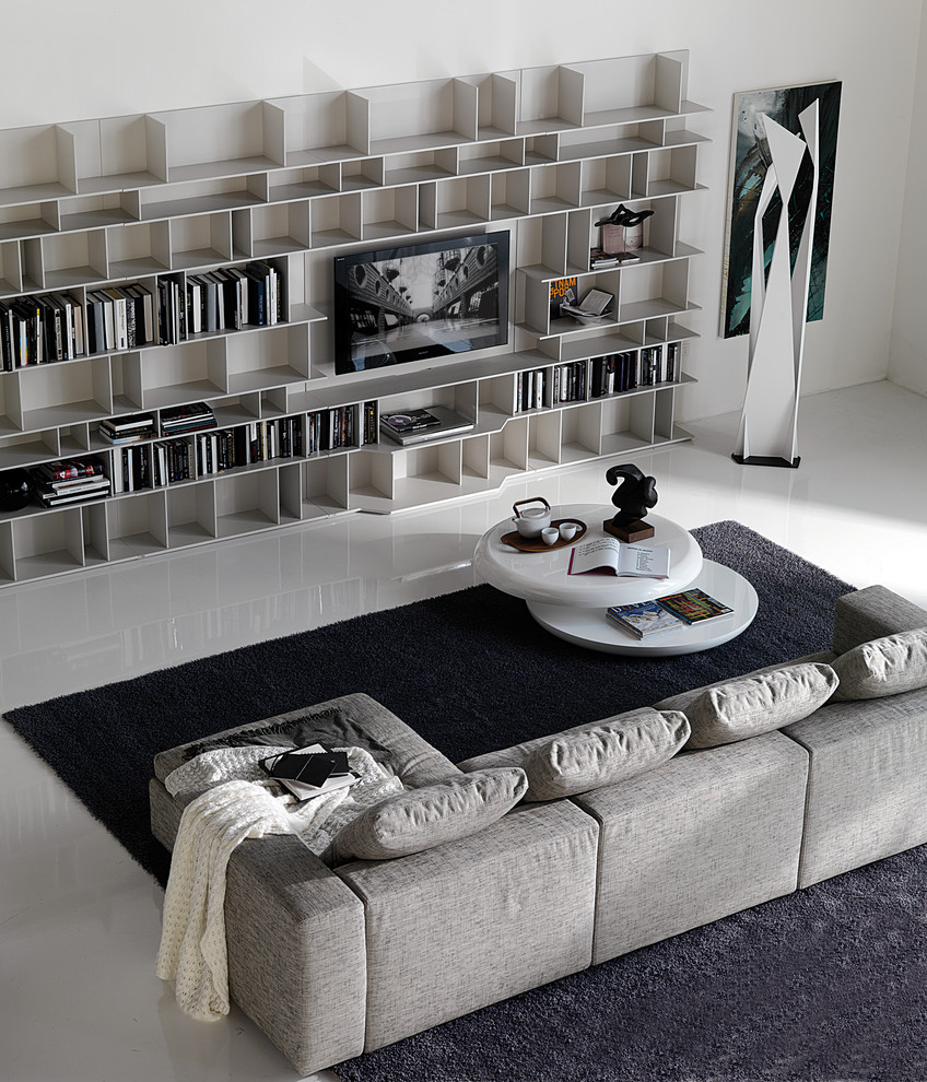 Idée de décoration pour un salon design avec un mur blanc, un sol en marbre et un téléviseur encastré.