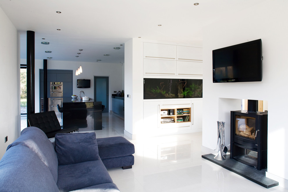 Diseño de salón abierto contemporáneo con paredes blancas, televisor colgado en la pared y suelo blanco