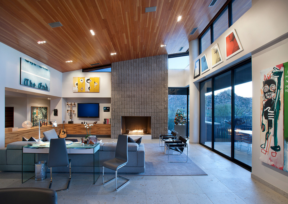 Großes, Offenes, Repräsentatives Modernes Wohnzimmer mit weißer Wandfarbe, Kamin, Kaminumrandung aus Stein und TV-Wand in Phoenix