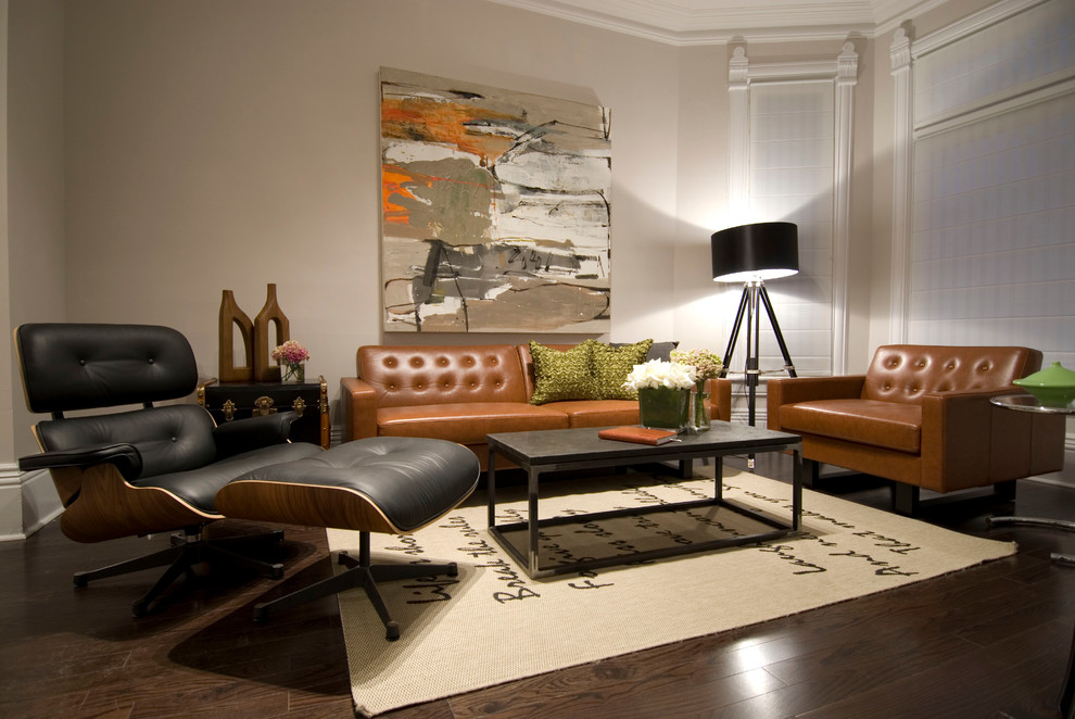 Стильный дизайн: гостиная комната в современном стиле с бежевыми стенами и ковром на полу - последний тренд