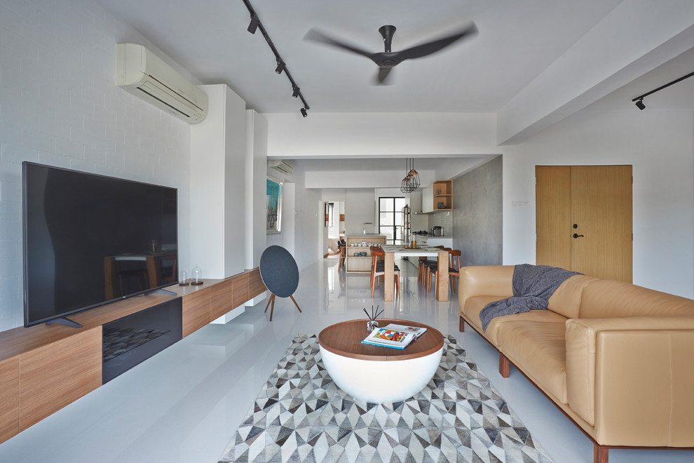 Свежая идея для дизайна: парадная, открытая гостиная комната в современном стиле с белыми стенами, отдельно стоящим телевизором и серым полом - отличное фото интерьера