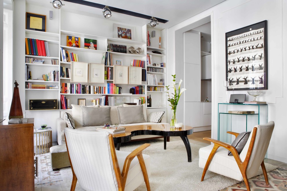 Inspiration för ett funkis separat vardagsrum, med ett bibliotek och vita väggar
