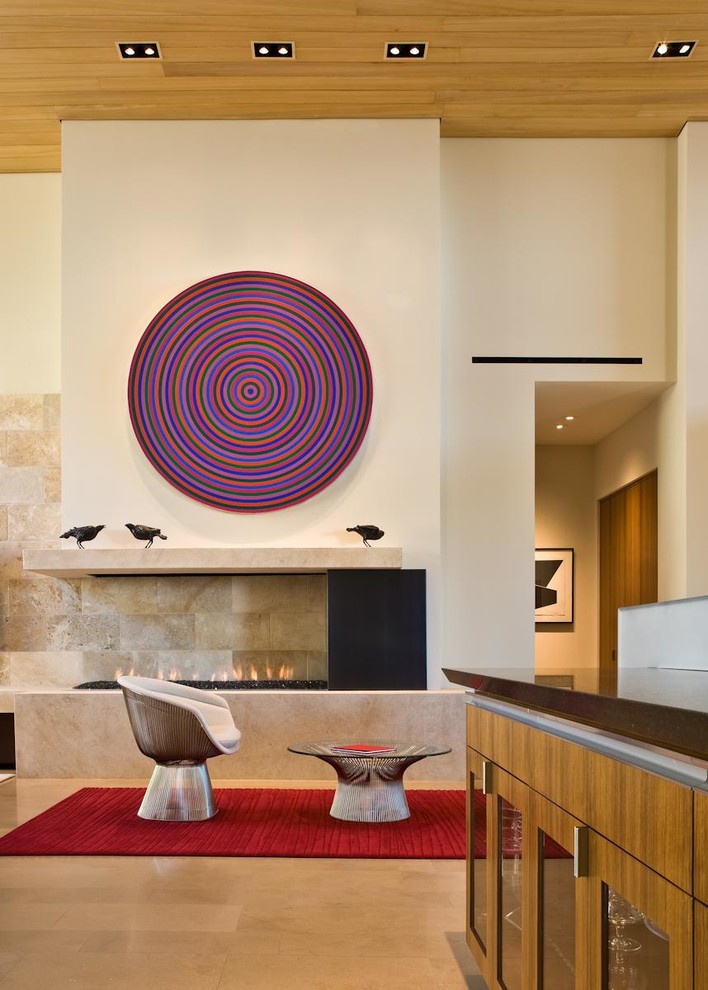 Стильный дизайн: гостиная комната в современном стиле с бежевыми стенами и горизонтальным камином - последний тренд