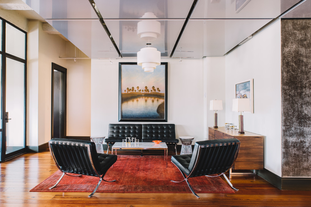 Aménagement d'un grand salon contemporain ouvert avec un mur blanc, un sol en bois brun et aucun téléviseur.