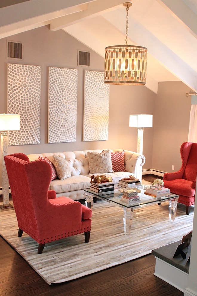 Esempio di un piccolo soggiorno contemporaneo aperto con pareti grigie, parquet scuro, camino classico, sala formale e pavimento marrone