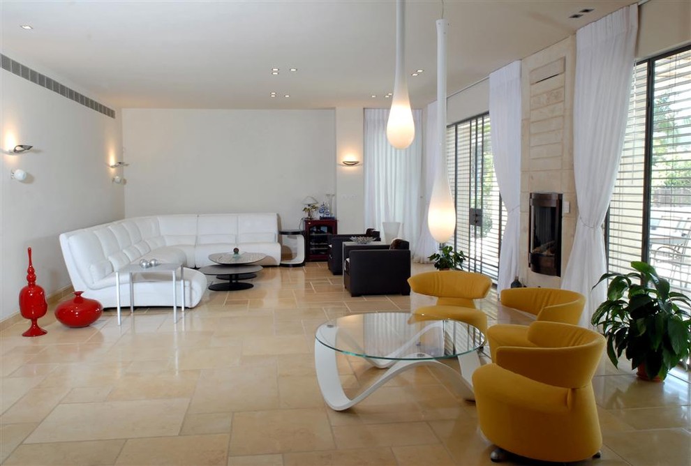 Идея дизайна: огромная гостиная комната в современном стиле с белыми стенами и мраморным полом