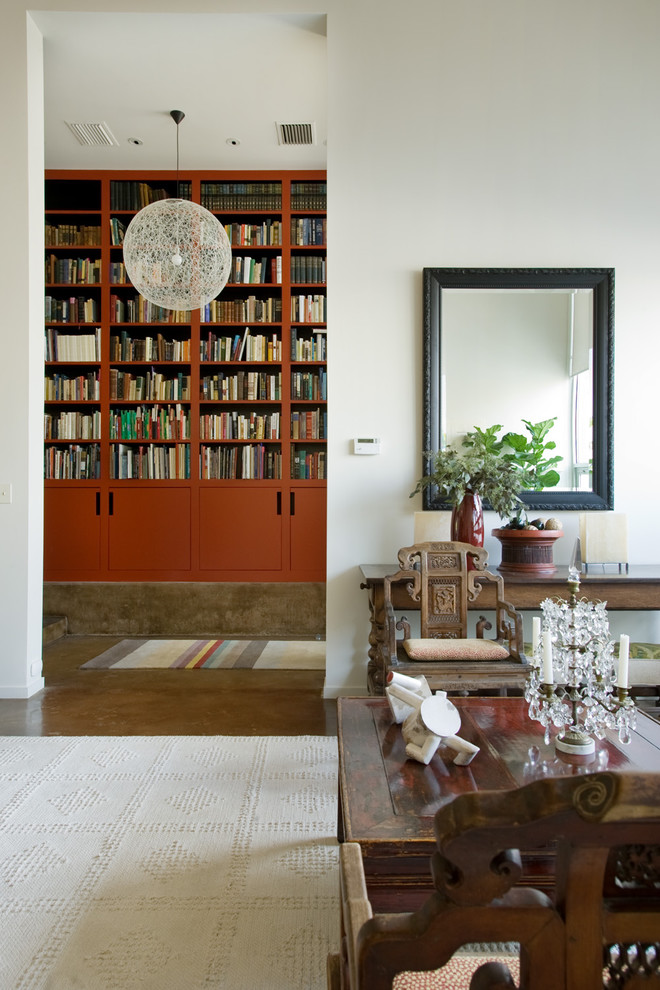 Cette image montre un salon design avec une bibliothèque ou un coin lecture.