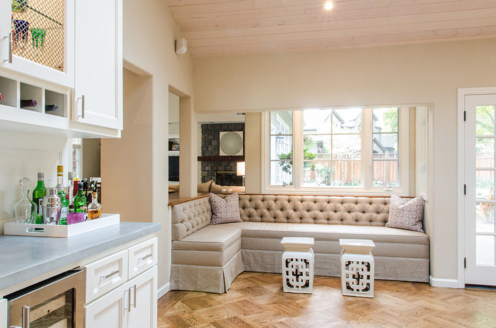 Foto di un soggiorno design con pareti beige e pavimento in legno massello medio