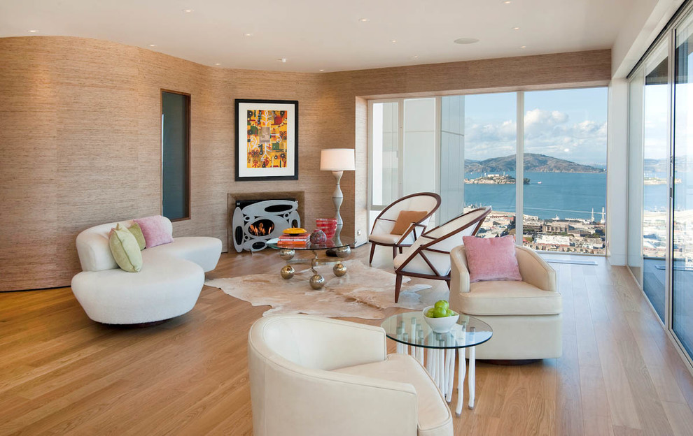 Immagine di un soggiorno minimal di medie dimensioni con pareti marroni