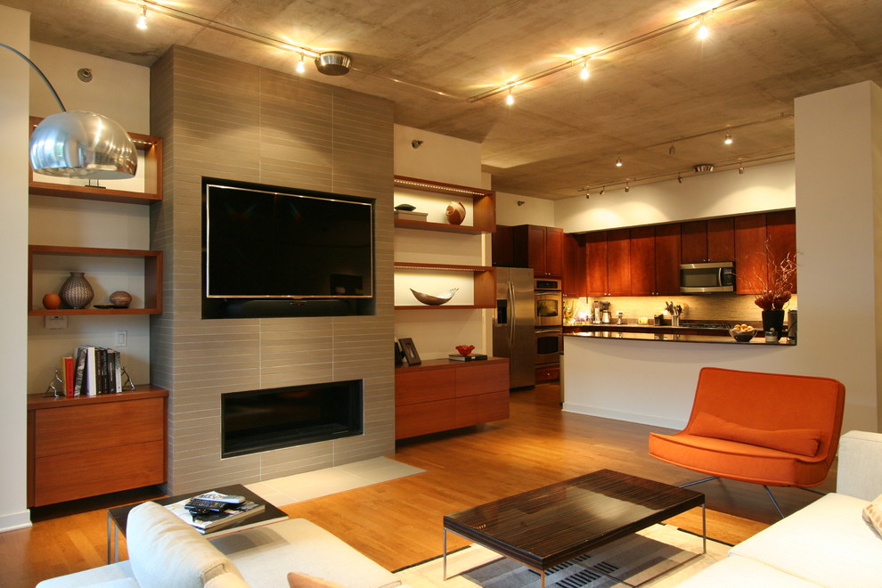 Foto på ett stort funkis allrum med öppen planlösning, med vita väggar, mellanmörkt trägolv, en standard öppen spis, en spiselkrans i trä och en väggmonterad TV