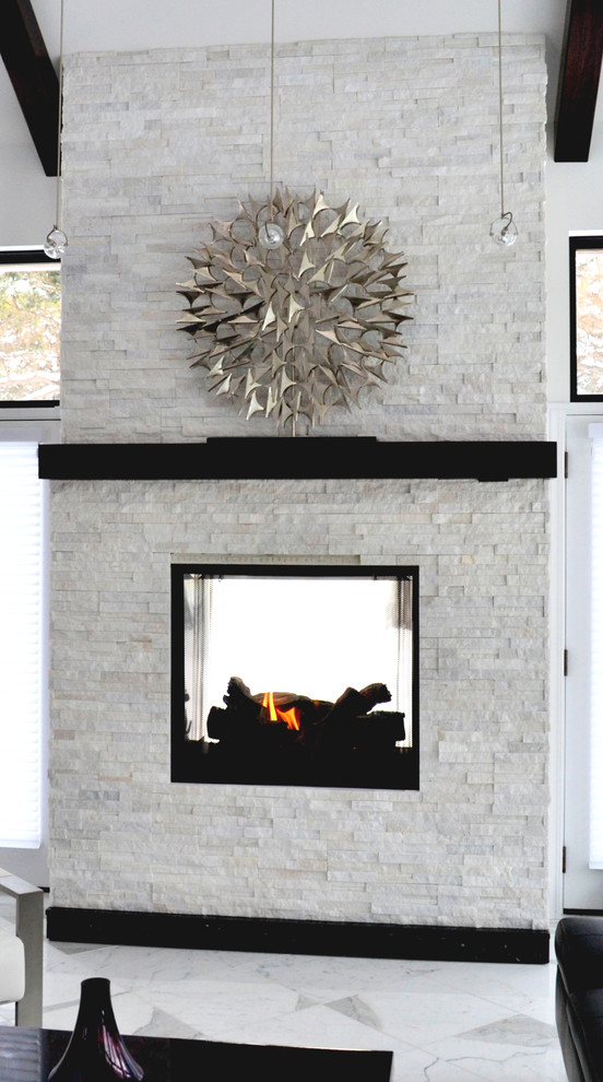 ダラスにあるラグジュアリーな広いコンテンポラリースタイルのおしゃれなリビング (白い壁、両方向型暖炉、石材の暖炉まわり、テレビなし、大理石の床) の写真