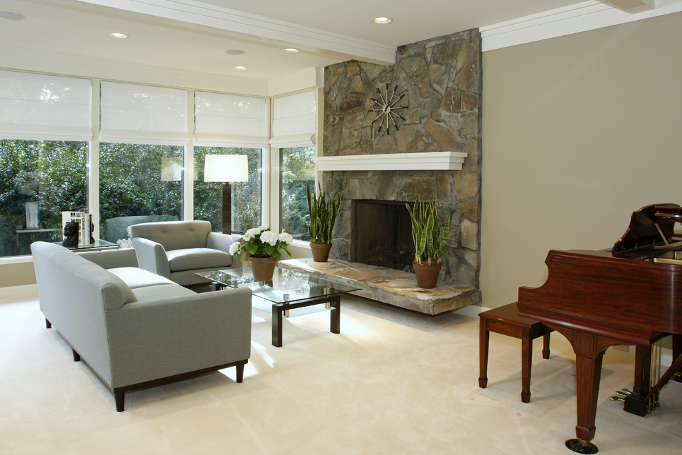Стильный дизайн: гостиная комната в современном стиле с музыкальной комнатой, бежевыми стенами, стандартным камином и фасадом камина из камня - последний тренд