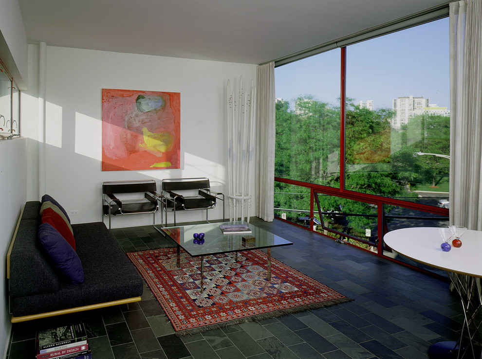 Пример оригинального дизайна: изолированная гостиная комната среднего размера в современном стиле с белыми стенами