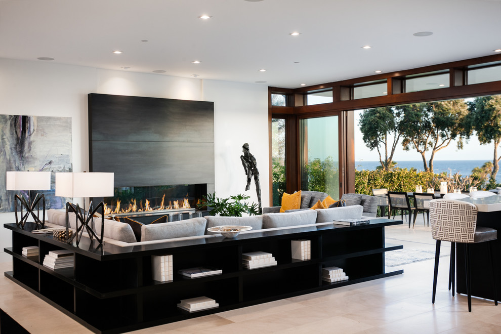 Offenes Modernes Wohnzimmer mit weißer Wandfarbe, Gaskamin und beigem Boden in Orange County