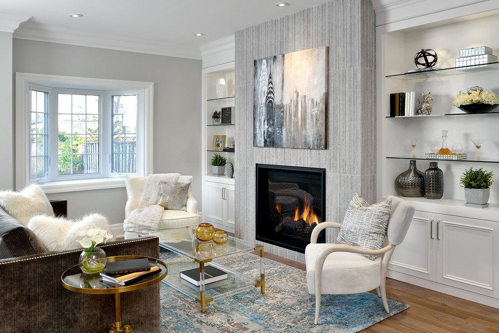 Repräsentatives Modernes Wohnzimmer mit weißer Wandfarbe, hellem Holzboden und Kamin in Toronto