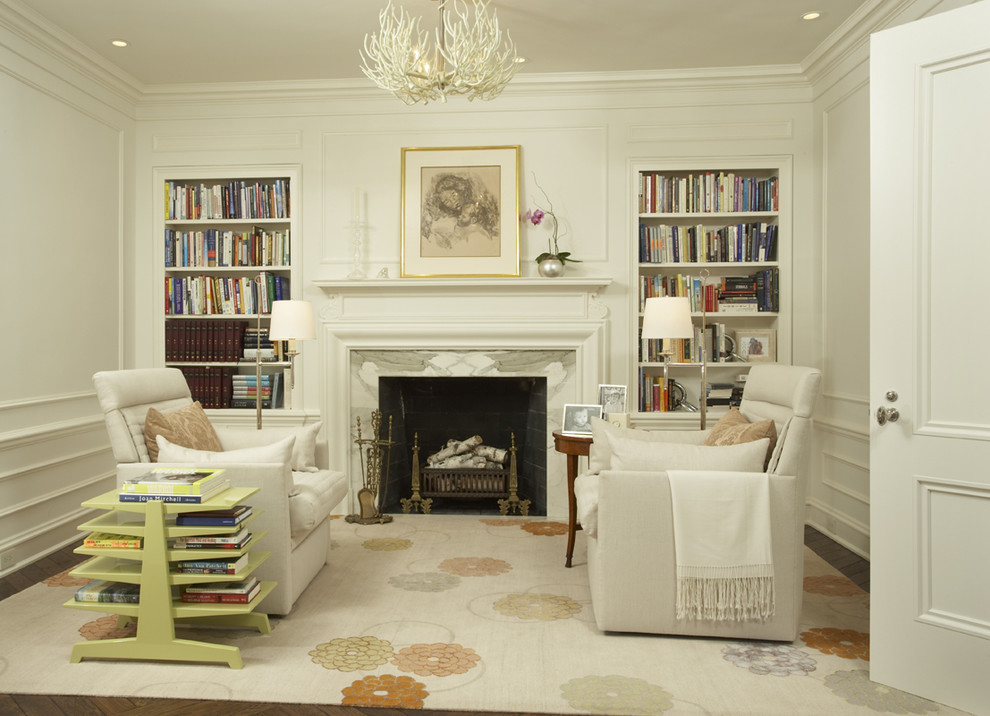 Esempio di un piccolo soggiorno design chiuso con libreria, camino classico e tappeto