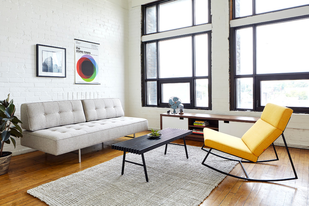 Mittelgroßes, Fernseherloses, Offenes Modernes Wohnzimmer ohne Kamin mit weißer Wandfarbe, hellem Holzboden und beigem Boden in Milwaukee