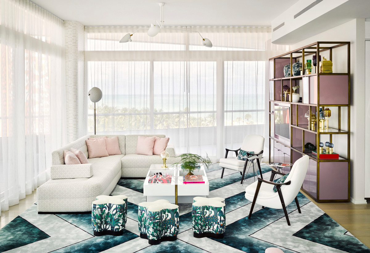 Modernes Wohnzimmer mit weißer Wandfarbe, braunem Holzboden und braunem Boden in Miami