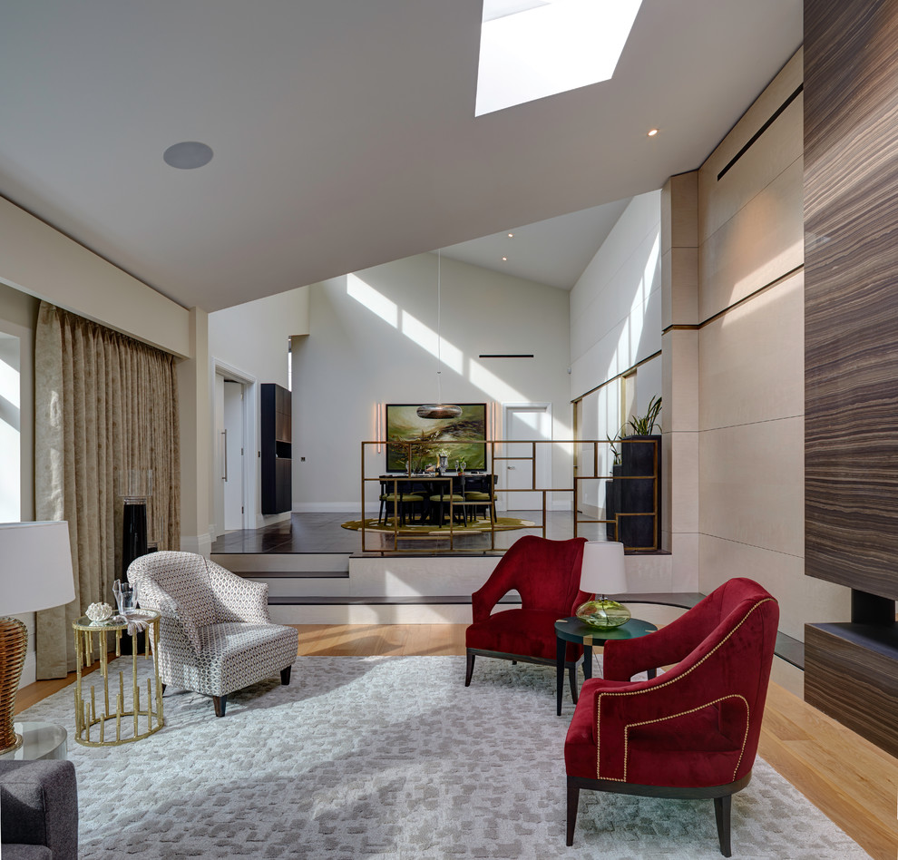 Großes, Repräsentatives, Fernseherloses, Offenes Modernes Wohnzimmer mit beiger Wandfarbe und hellem Holzboden in London
