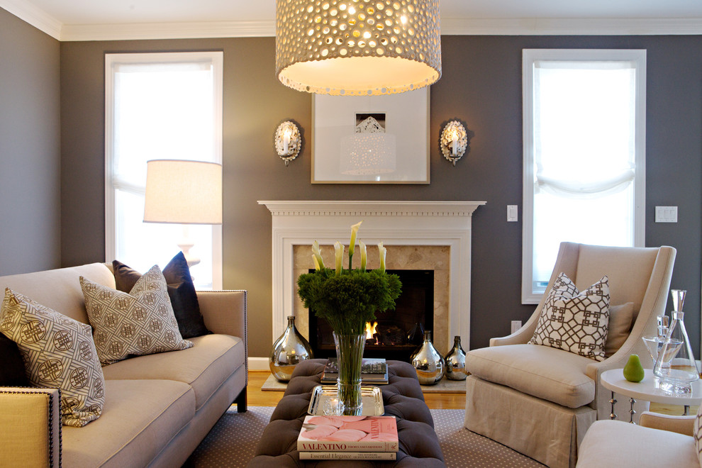 Идея дизайна: гостиная комната:: освещение в стиле неоклассика (современная классика) с серыми стенами, стандартным камином и ковром на полу