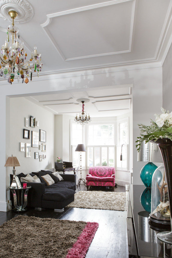 Mittelgroßes Modernes Wohnzimmer mit weißer Wandfarbe und dunklem Holzboden in London