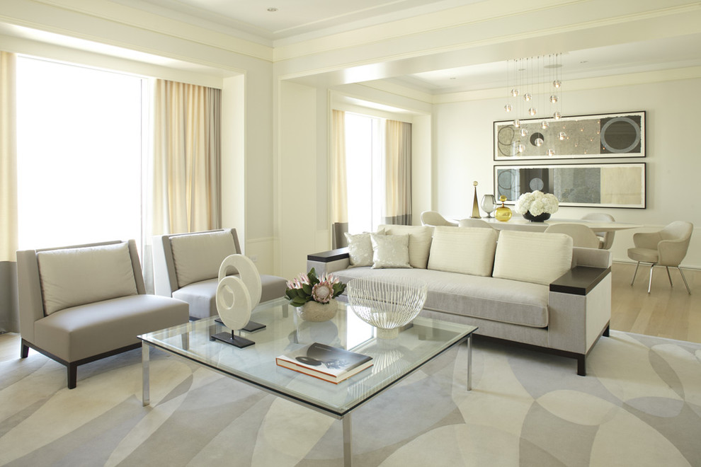 На фото: гостиная комната в современном стиле с белыми стенами и ковром на полу с