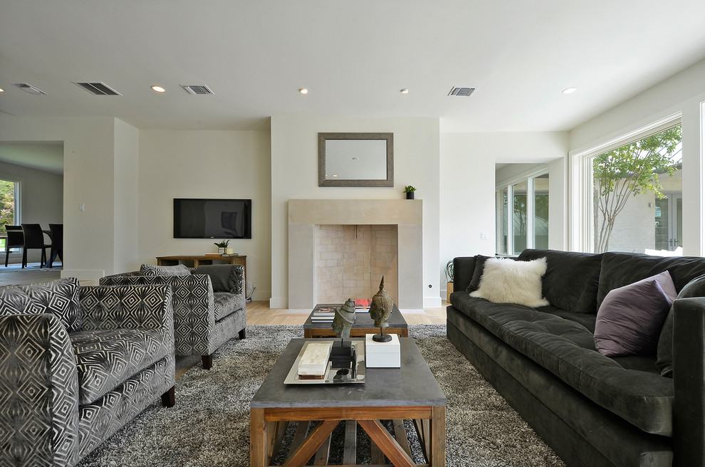 Idee per un soggiorno minimal con camino classico e TV a parete