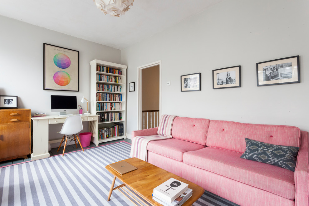 Fernseherloses Klassisches Wohnzimmer ohne Kamin mit grauer Wandfarbe und gebeiztem Holzboden in London