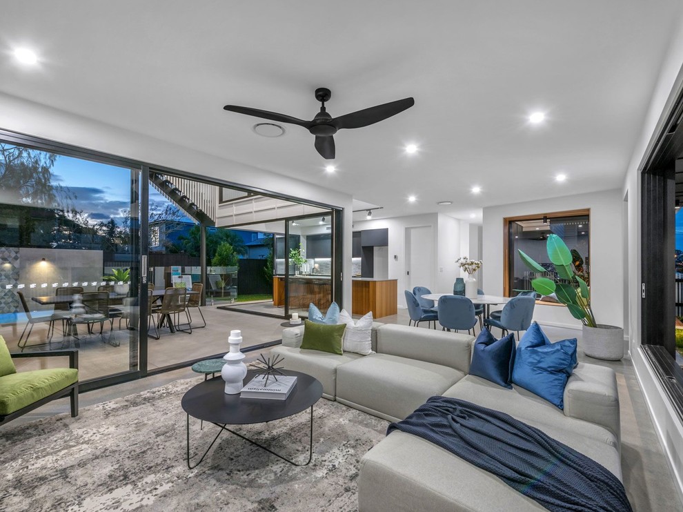 Offenes Modernes Wohnzimmer mit weißer Wandfarbe und grauem Boden in Brisbane