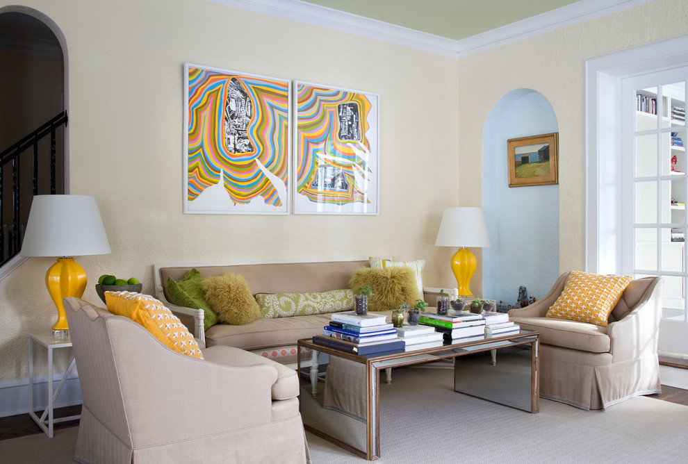Стильный дизайн: гостиная комната в современном стиле с бежевыми стенами - последний тренд