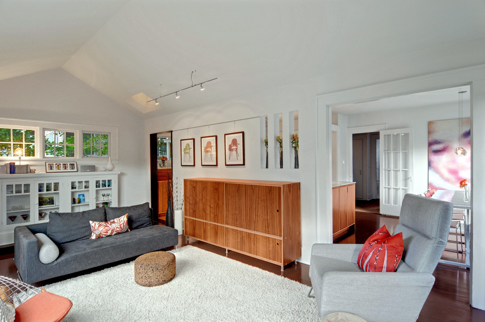 Cette image montre un salon design avec un mur blanc et éclairage.