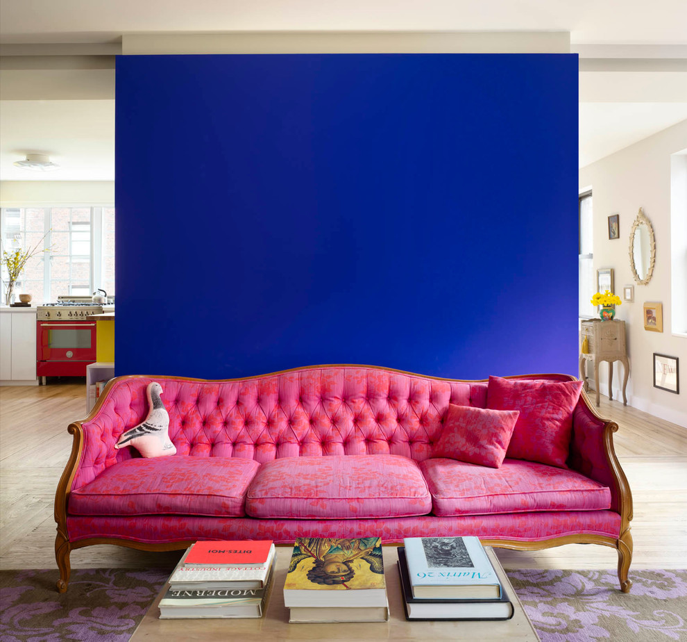Idee per un soggiorno contemporaneo con pareti blu, parquet chiaro e nessuna TV