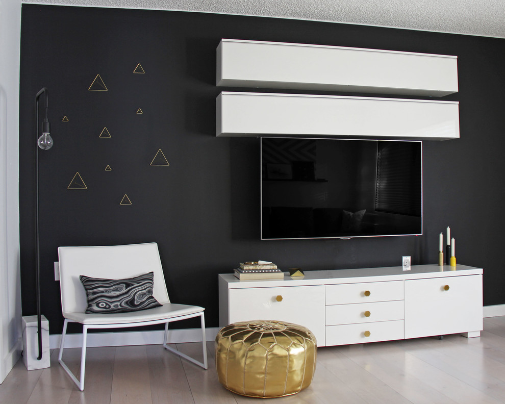 На фото: маленькая изолированная гостиная комната в современном стиле с черными стенами, светлым паркетным полом и телевизором на стене без камина для на участке и в саду