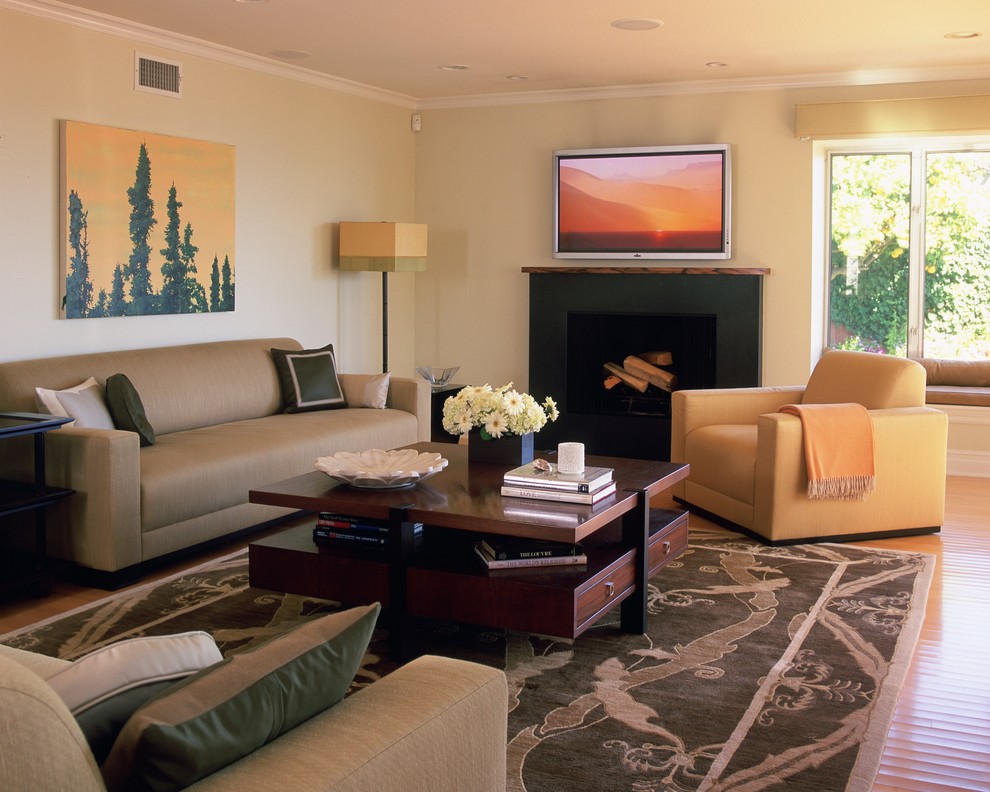 Modernes Wohnzimmer mit beiger Wandfarbe und Kamin in Los Angeles