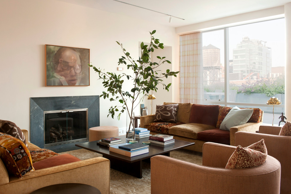 Idee per un soggiorno contemporaneo con pareti beige e camino classico
