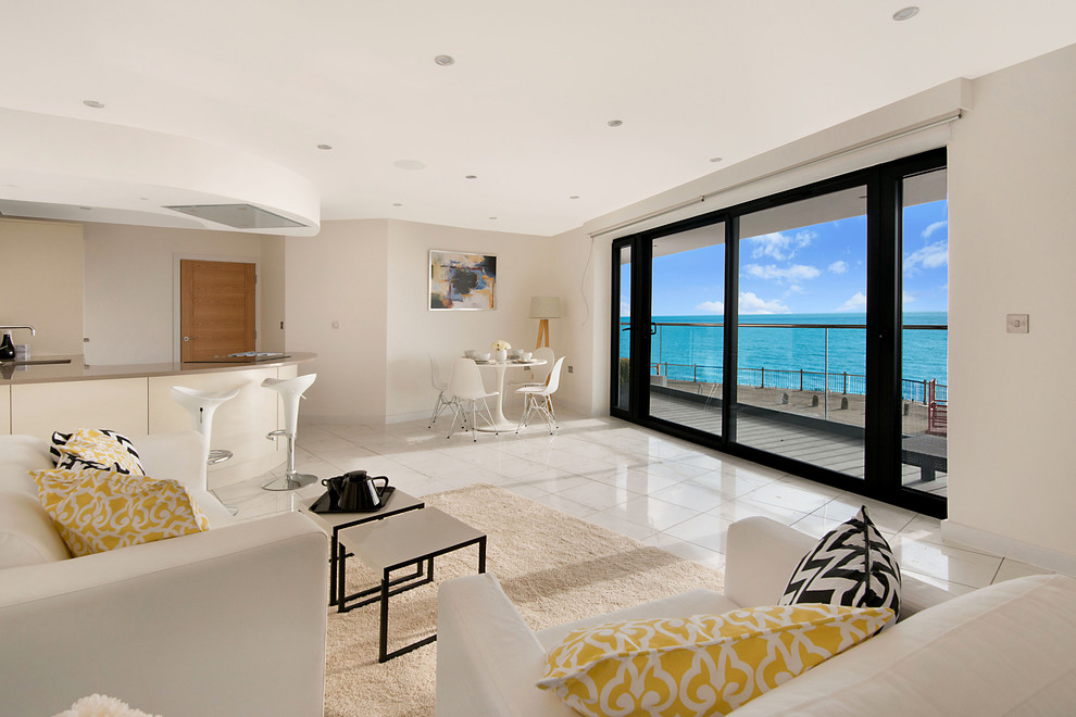 Идея дизайна: парадная, открытая гостиная комната в современном стиле с белыми стенами