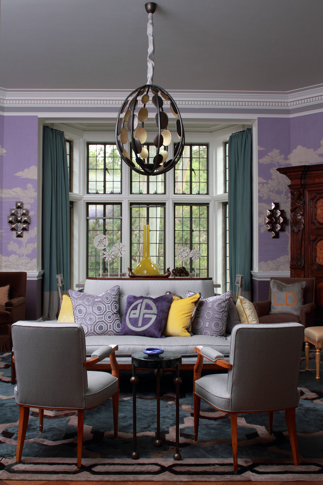 На фото: гостиная комната в современном стиле с фиолетовыми стенами с