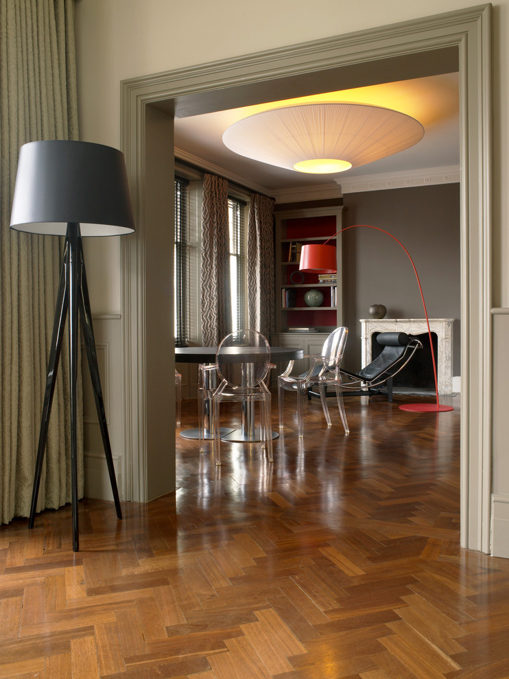 Diseño de salón cerrado actual con suelo de madera en tonos medios y suelo marrón