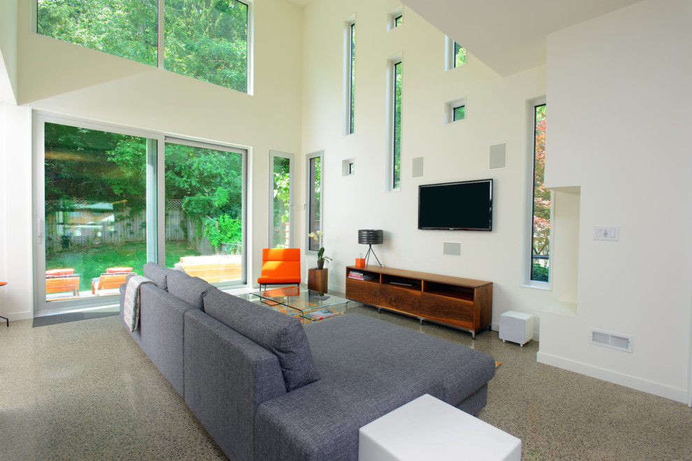 Imagen de salón para visitas abierto contemporáneo con paredes blancas y televisor colgado en la pared