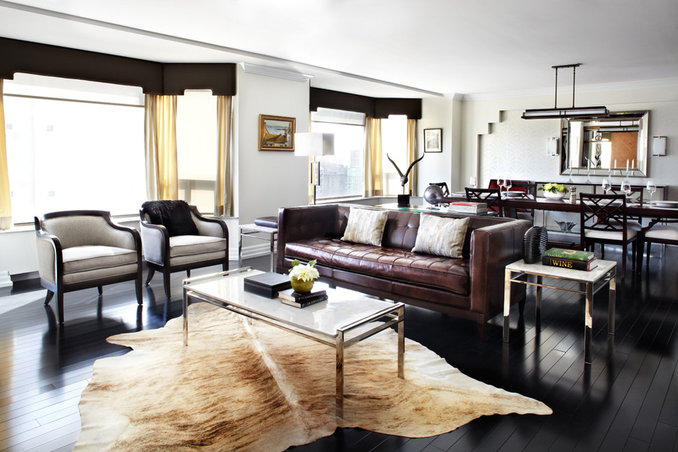 Стильный дизайн: открытая гостиная комната в современном стиле с белыми стенами и коричневым диваном - последний тренд